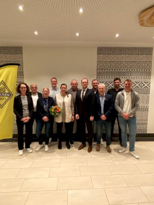 Maria Dall mit der goldenen Ehrennadel mit Brillant geehrt