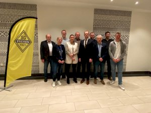 Maria Dall mit der goldenen Ehrennadel mit Brillant geehrt