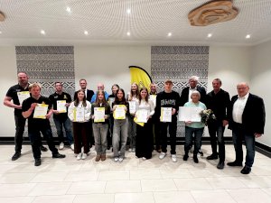 Maria Dall mit der goldenen Ehrennadel mit Brillant geehrt