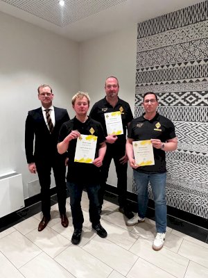 Maria Dall mit der goldenen Ehrennadel mit Brillant geehrt