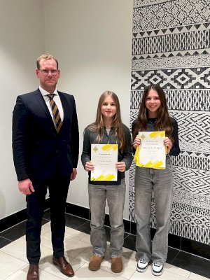 Maria Dall mit der goldenen Ehrennadel mit Brillant geehrt