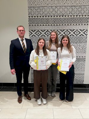 Maria Dall mit der goldenen Ehrennadel mit Brillant geehrt