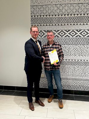 Maria Dall mit der goldenen Ehrennadel mit Brillant geehrt