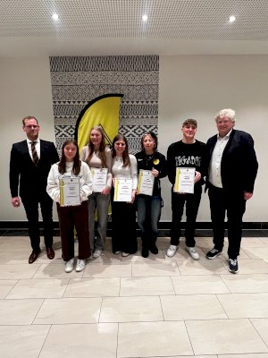 Maria Dall mit der goldenen Ehrennadel mit Brillant geehrt