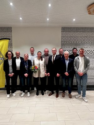 Maria Dall mit der goldenen Ehrennadel mit Brillant geehrt