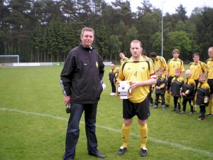 neuer Spielball,gestiftet vom Schuhaus Prekel